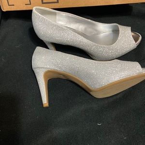 Size 8/12 Bandolino never been worn